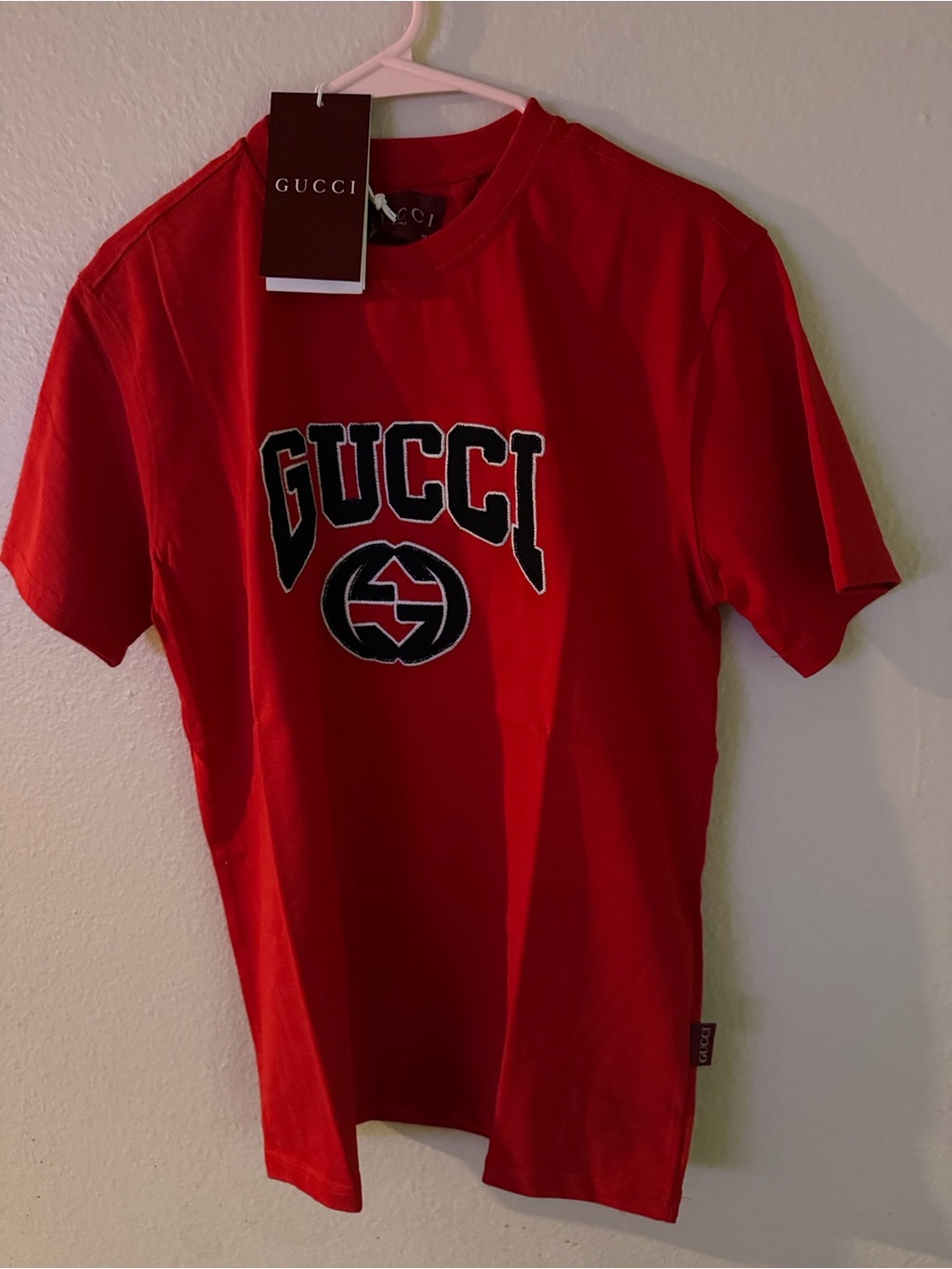 Gucci Red Logo Arch Graphic Short Sleeve Tee - Picture 2 of 6